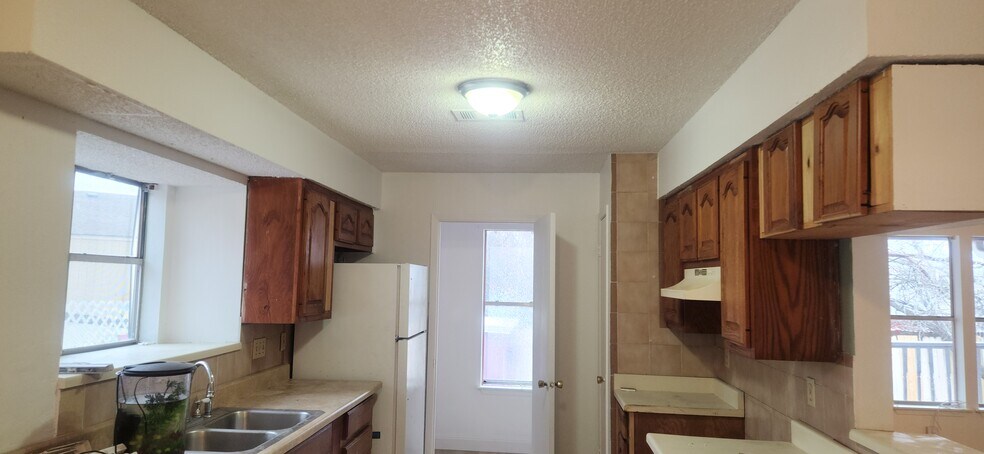 Kitchen and Laundry - 605 E Applegate Dr