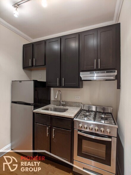 Building Photo - 4616 N Paulina St