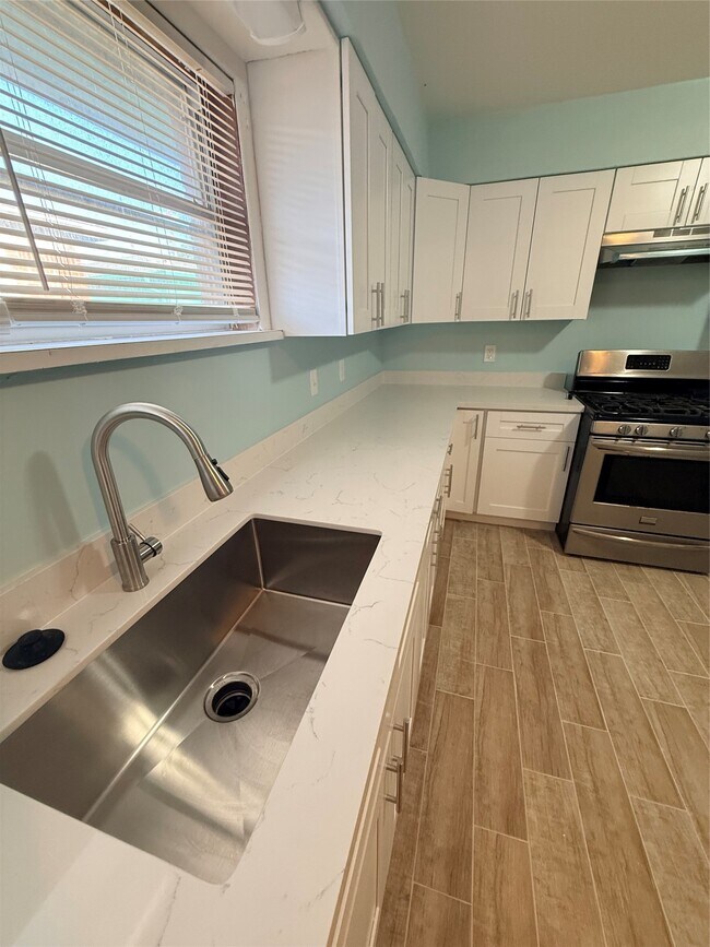 Building Photo - 5107 Avenue Q