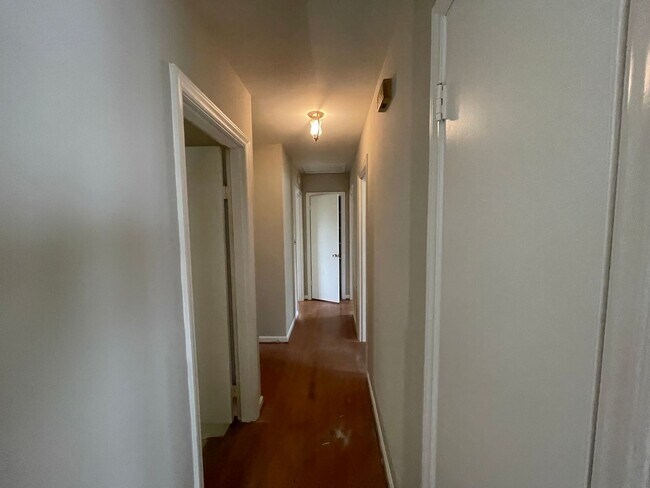 Building Photo - 3 Bedroom House on One Level