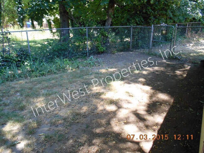 Building Photo - 3 Bedroom Ranch Style on Cul De Saq with Fenced Yard, Wood Stove & Garage!
