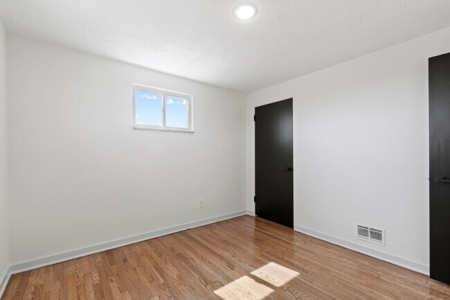 Building Photo - AVAILABLE NOW!! Fully RENOVATED 3-bedroom in CASTLE SHANNON!