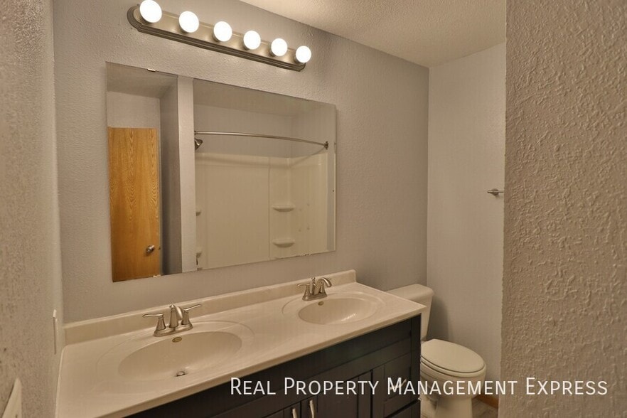 Building Photo - Spacious 3 Bedroom Duplex on the East Side...