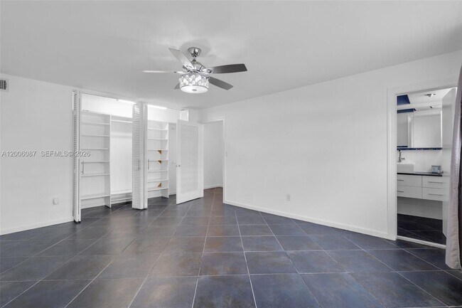 Building Photo - 11960 NE 19th Dr