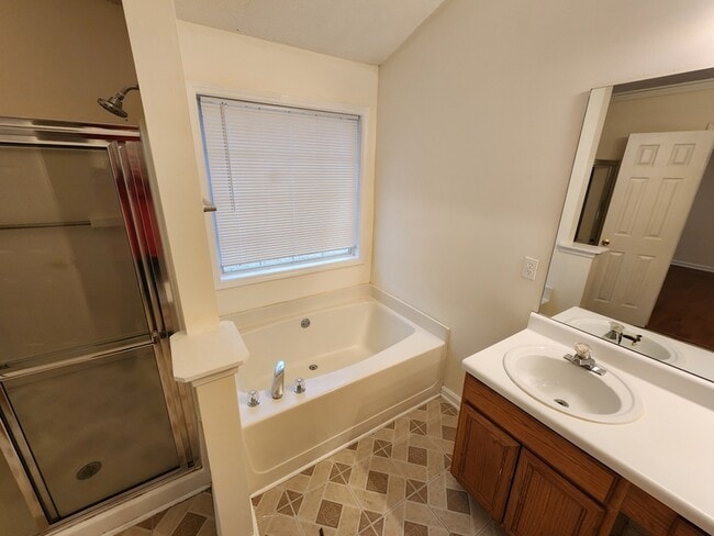 Building Photo - 3840 Sugarbrook Dr