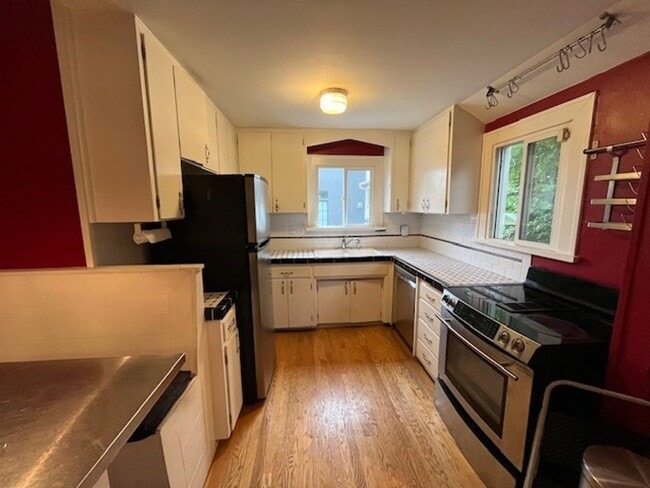 Building Photo - Wallingford Home. 4 beds, 2 bath. garage.