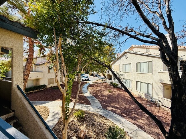 Building Photo - 2nd Floor Unit in Gated Community!