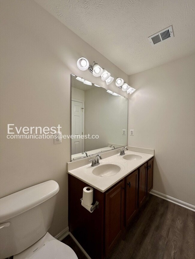 Building Photo - 3 Bed/2.5 Bath Townhome with Garage / Available Now!