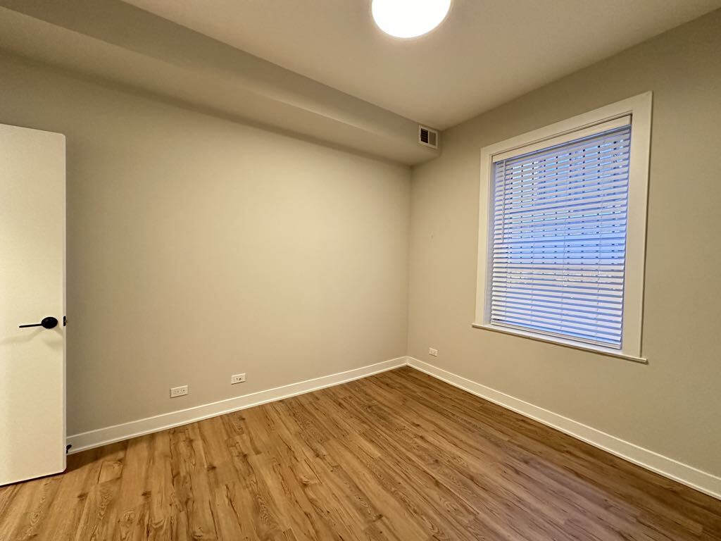Building Photo - 651 W Wrightwood Ave