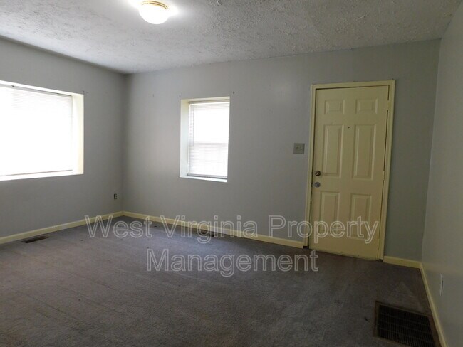 Building Photo - 124 1/2 Maple St