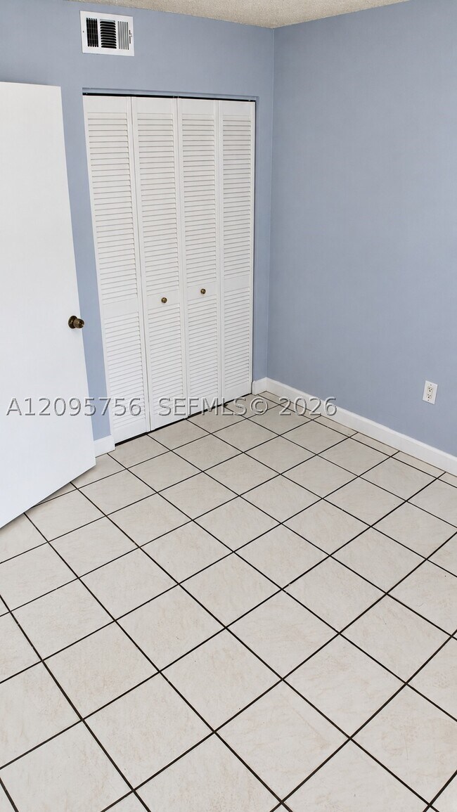 Building Photo - 5290 W 21st Ct