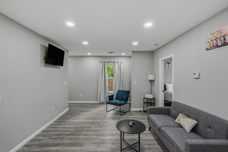 Building Photo - 2306 E Houston St