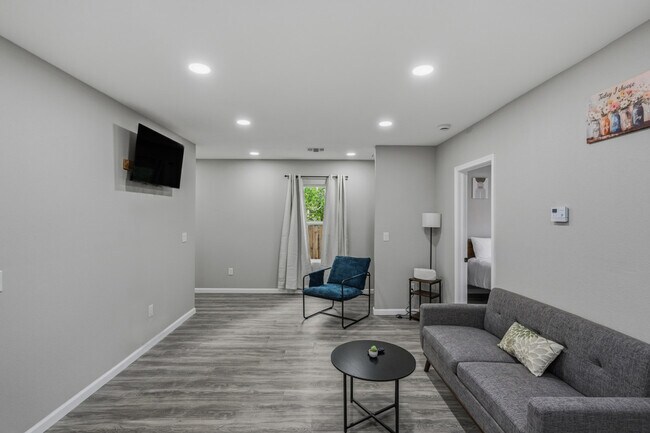 Building Photo - 2306 E Houston St