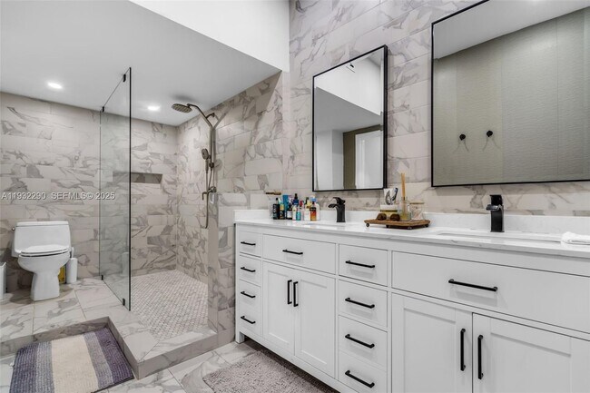 Building Photo - 653 Glenridge Rd