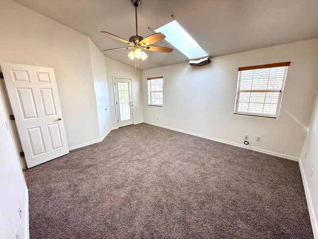 Building Photo - Spacious 3 Bedroom Home in Kingman Foothil...