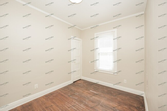 Building Photo - 1569 Longwood Rd