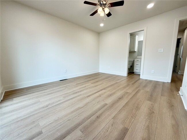 Building Photo - 14911 Dutchmans Dr