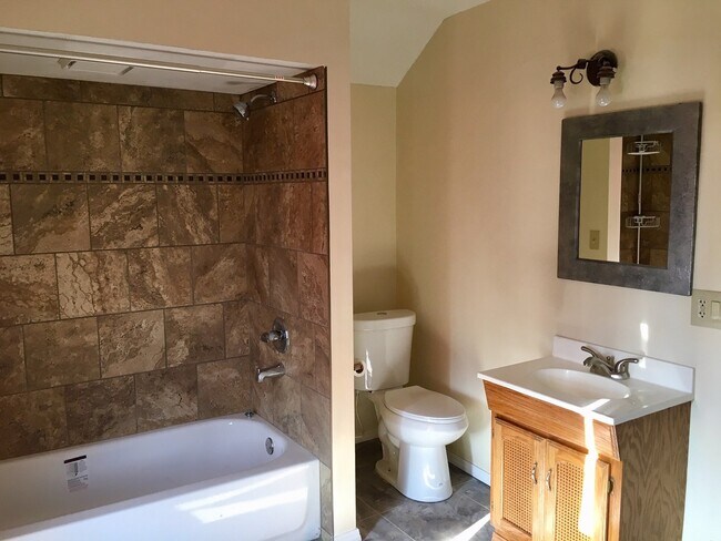 Building Photo - 3 bedroom / 1.5 bath w/Central Air, Basement and Detached 2 Car Garage