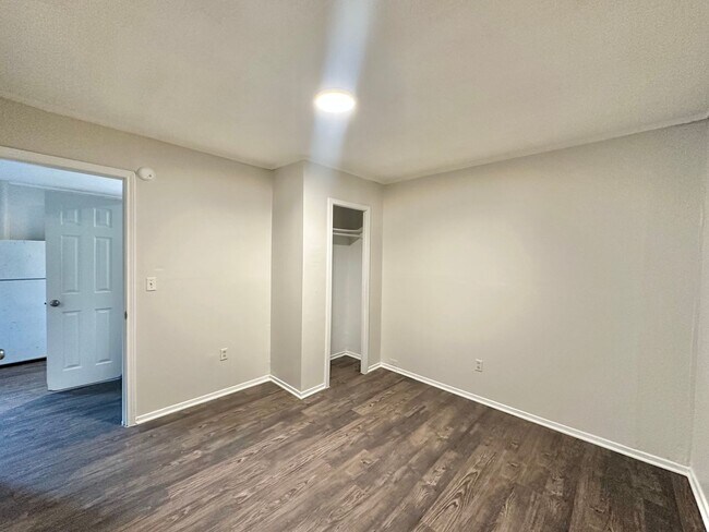 Building Photo - Available Now! 2 Bedroom, 1 Bath (Plus Bon...