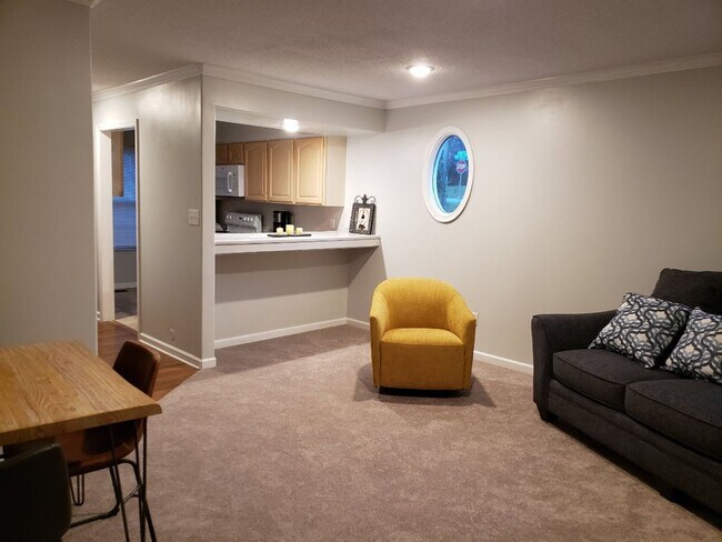Building Photo - Knoxville 37912 - 2 bedroom 1.5 bath - Cal...