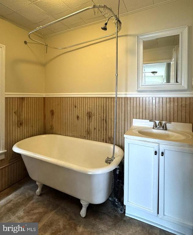 Building Photo - 211 S Maple Ave