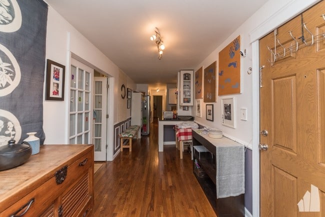 Building Photo - 1030 W Byron St