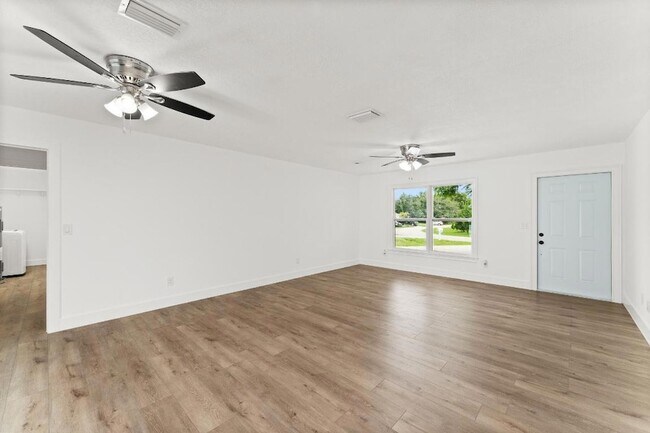 Building Photo - 1575 SW Fresno Rd