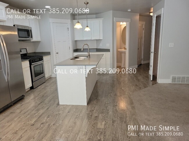 Building Photo - Spacious 4-Bedroom Townhome in Bluffdale