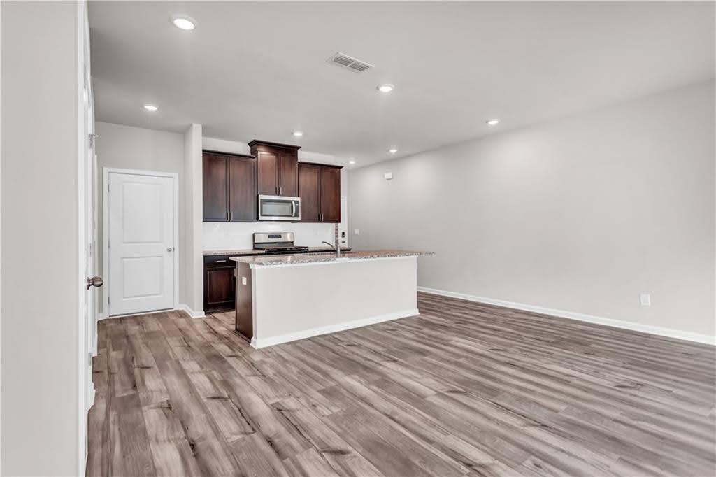 Building Photo - 1575 Villageside Ct