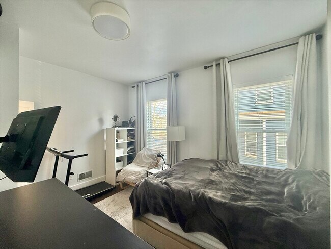 Building Photo - 13 Schuyler St