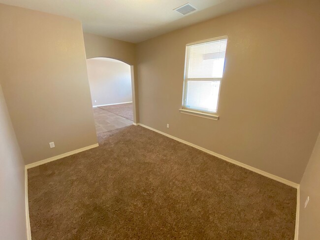 Building Photo - East El Paso LARGE 4 bed Refrig A/C!