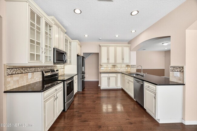 Building Photo - 13725 Devan Lee Dr N