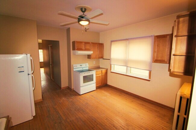 Building Photo - 2927 N Newhall St