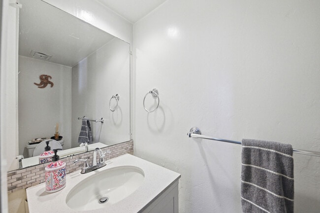 Building Photo - 1208 Admiralty Ln