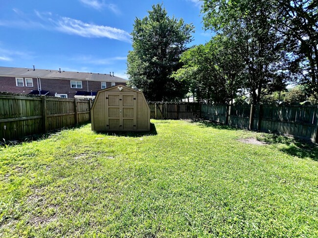 Building Photo - Newly remodeled 3 bed 2.5 bath townhome in...