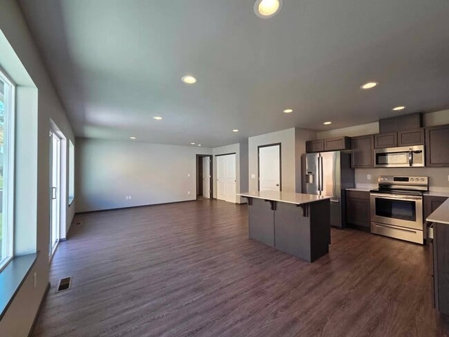 Building Photo - Gorgeous 3 bedroom 2 bath HOUSE in coveted...