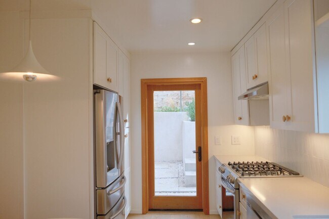 Building Photo - Serene 2bed /1 Bath Spanish Hideaway in He...