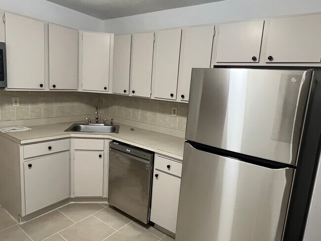 Building Photo - 27 Lindsey Ct