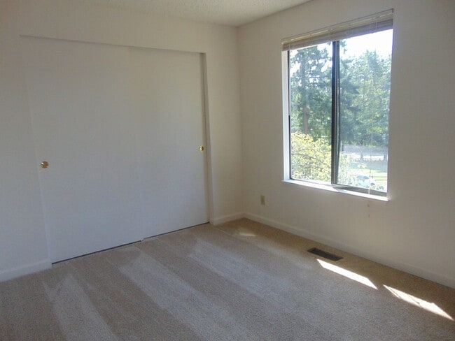 Building Photo - Great 4BR 2.5BA Split Entry Home in Quiet Forest Park Neighborhood