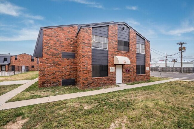 Building Photo - 4320 Canyon Dr