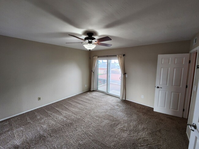 Building Photo - 2 Bedroom, 1.5 Bath End Unit In Clairemont