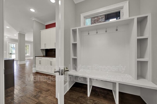 Building Photo - 2011 Sharon Ave