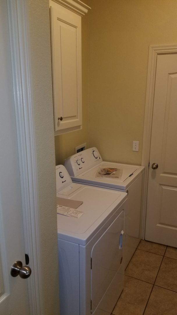 Building Photo - 4 bed 2.5 bath townhome with 2 car garage