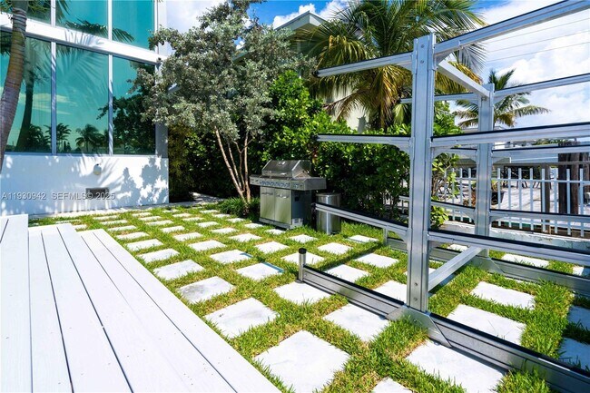 Building Photo - 8425 Crespi Blvd