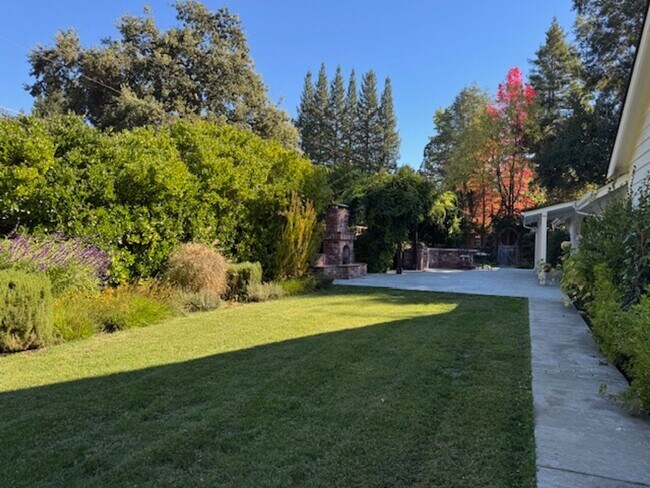 Building Photo - Gorgeous 5 bedroom, 4.5 bath, Westside Dan...