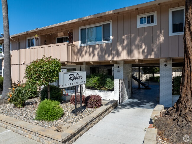 Main entrance - Robles apartments