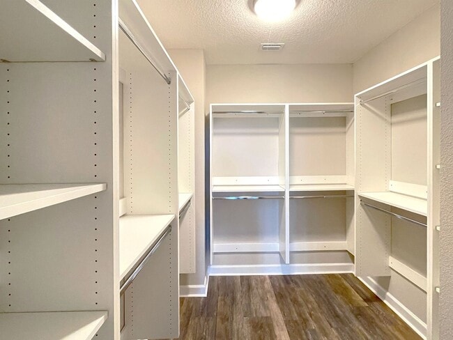 Building Photo - 415 Laurel Cove Way