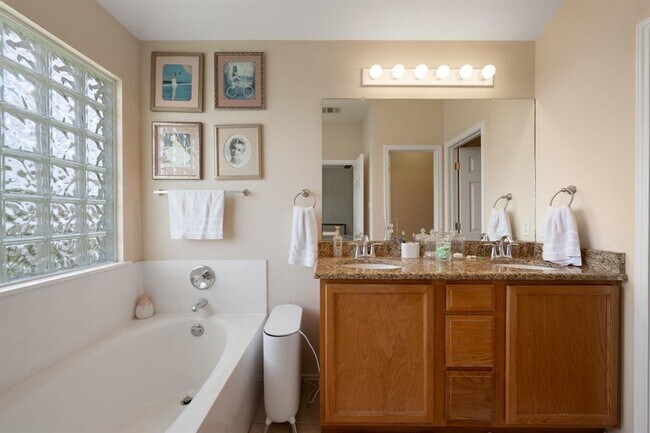 Building Photo - 14813 Mistletoe Heights Dr