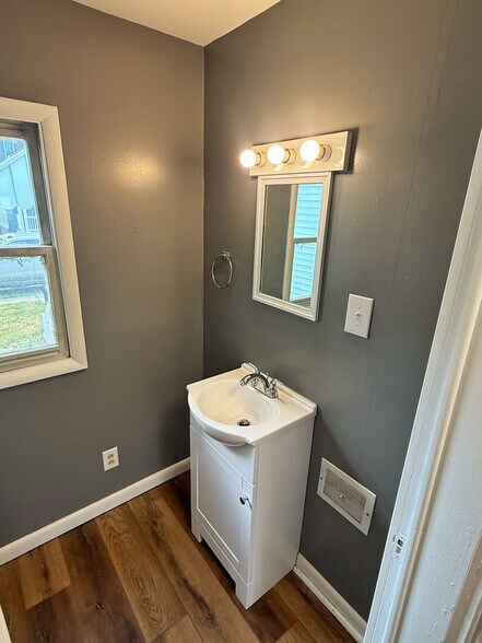 Building Photo - 49 Lynwood Ave