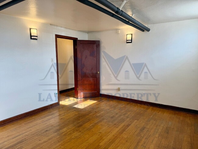 Building Photo - 1 Bedroom Apartment